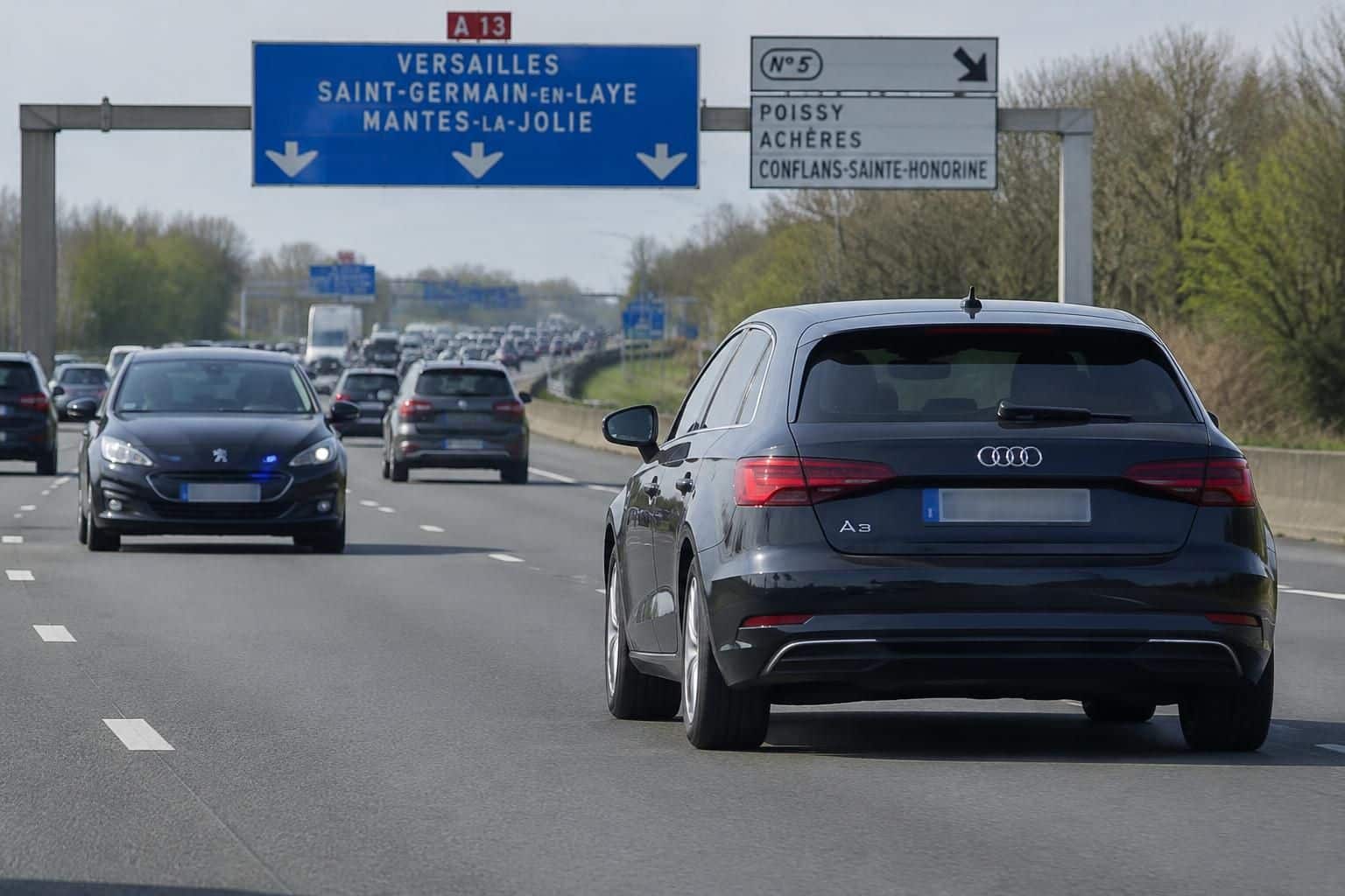 au volant de son audi, il roule à plus de 200 km/h pour semer la police. découvrez comment cette course-poursuite a tourné mal.