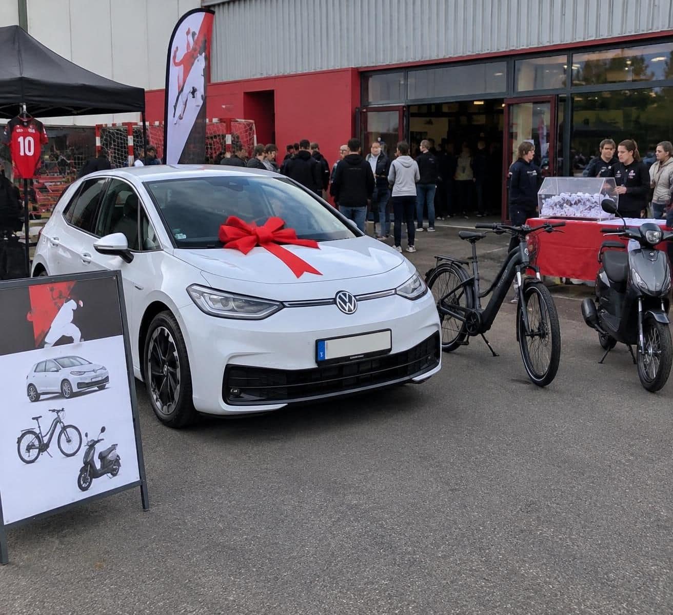 en bretagne, tentez de remporter une volkswagen électrique estimée à 30 000 euros avec un ticket de tombola à seulement 10 euros.