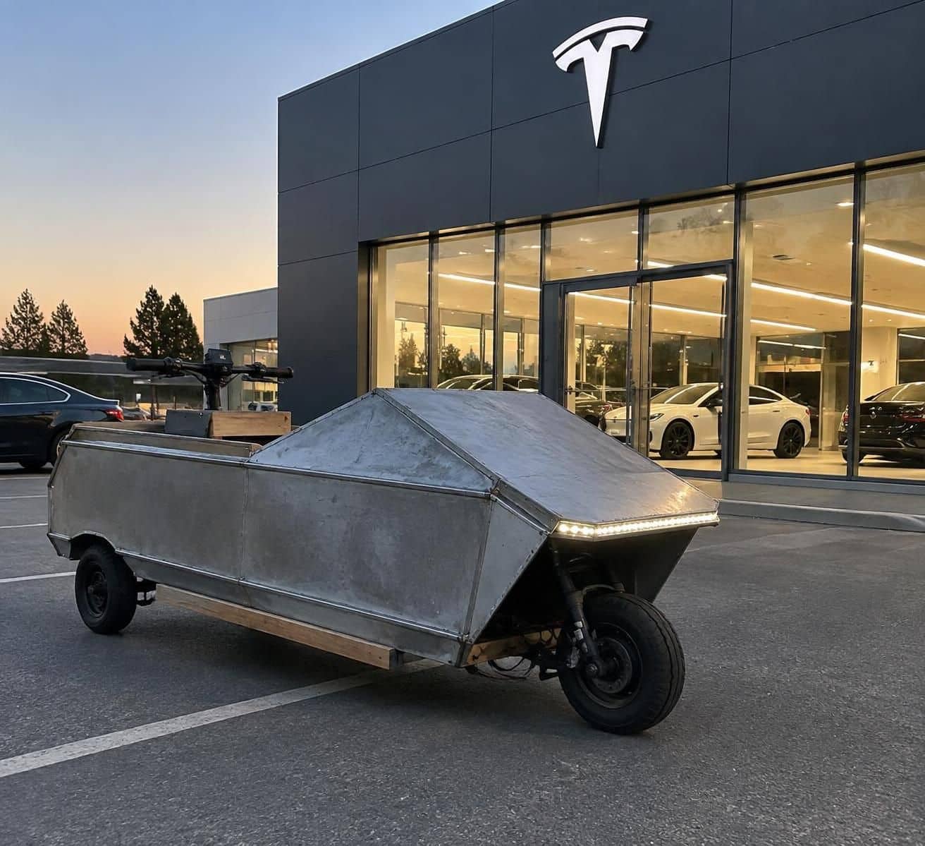 un cr&eacute;ateur fabrique un faux cybertruck avec une benne, puis passe la nuit devant tesla pour d&eacute;couvrir ce qu&rsquo;en pensent les employ&eacute;s.
