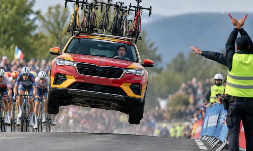 aux mondiaux de cyclisme, la voiture du sélectionneur espagnol décolle en pleine course. après cet incident spectaculaire, il est exclu.